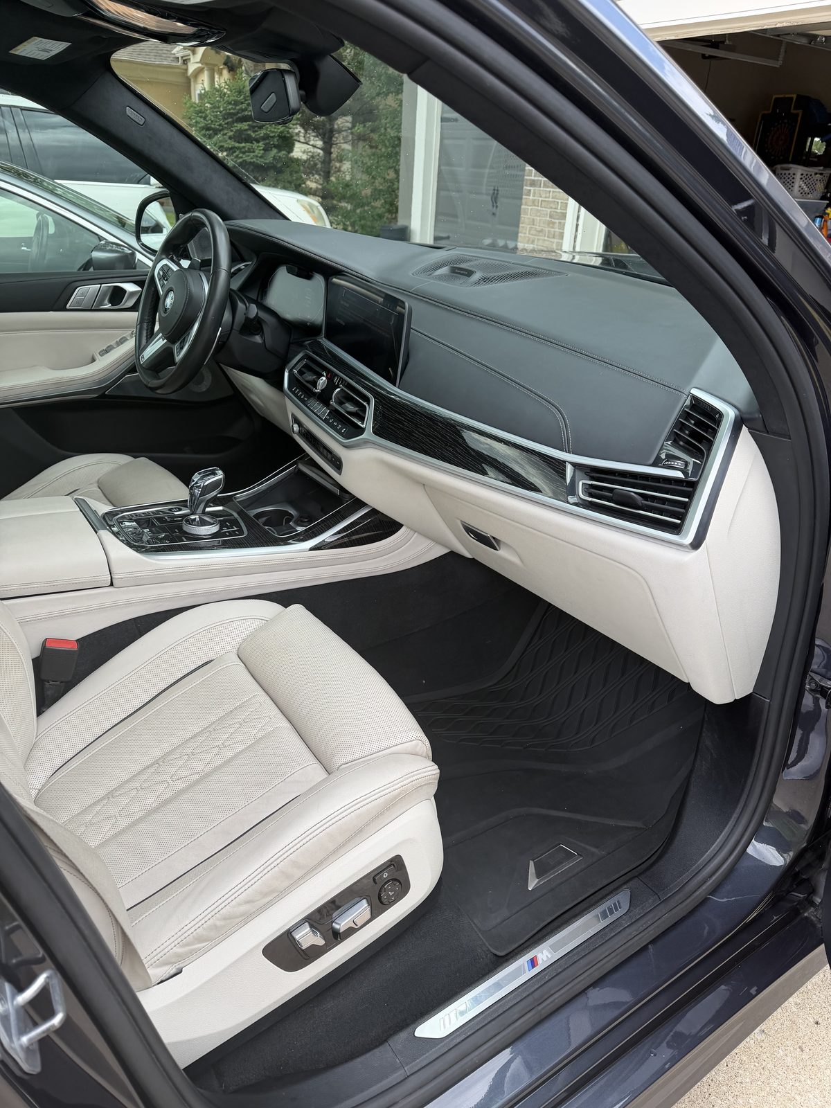 BMW X7 — Interior