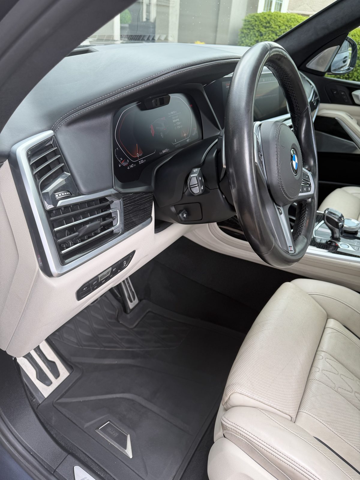 BMW X7 — Flooring
